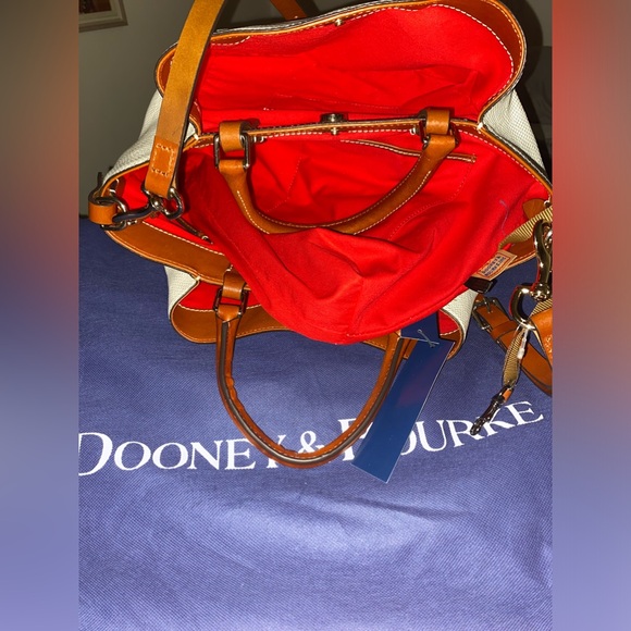 Dooney&Bourke Large white Barlow w/ smoking red interior 🤍🤍NWT - Picture 2 of 16